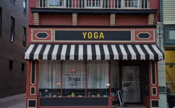 Les stores bannes sur mesure : le choix idéal pour votre extérieur