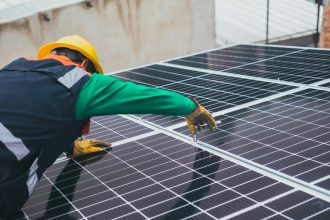 Système de panneaux solaires sur mesure installé sur une maison moderne
