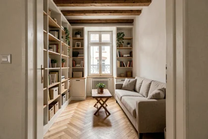 Salon compact à Strasbourg avec étagères intégrées en chêne et parquet en chevrons optimisant chaque mètre carré