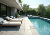 Piscine moderne avec terrasse en carrelage gris clair et transats
