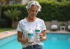 Différence entre floculant et clarifiant : comment choisir le bon produit ? Femme examinant des bouteilles de traitement piscine