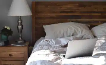 Une tête de lit en bois design, pour donner un charme unique et tendance à votre chambre à coucher